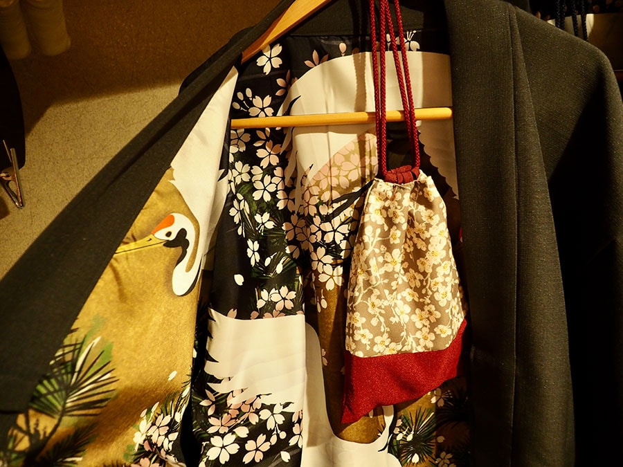 館内着の羽織の裏地には桜と鶴の絵が描かれている。