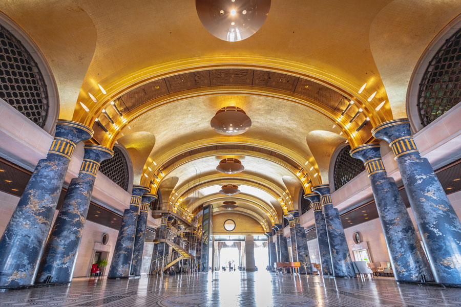 ギネス世界記録に認定されているエントランスホールの金箔天井。