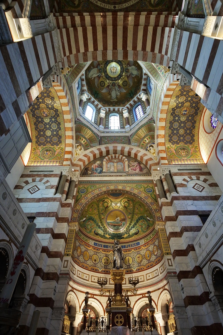 絢爛豪華なローマ・ビザンチン様式のノートル・ダム・ド・ラ・ガルド・バジリカ聖堂。