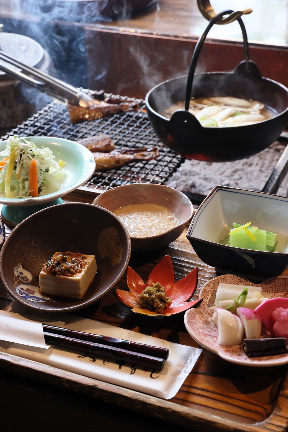 鯖の文化干しは無添加。味噌汁をはじめ朝食では四季折々、旬の食材がふんだんに提供される。