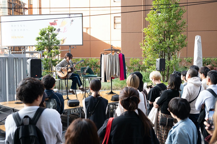 イベントではkojikojiさんがチャプターズから着想を得て作曲した新曲「金柑」の生演奏も。多くの人が集まっていた。