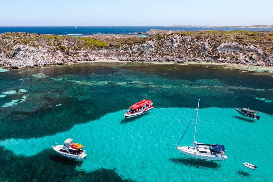 透き通る青い海に感激するロットネスト島。Photo：Tourism Australia