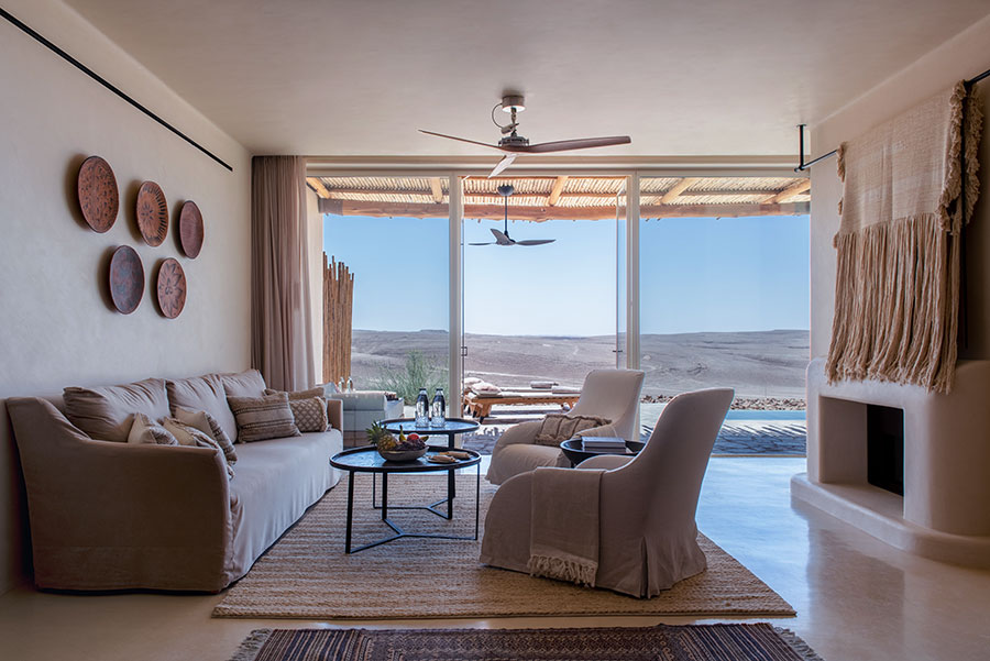 “2ベッドルームプールヴィラ”は、180平米の広さ。屋外パティオにはダイニングエリアとプライベートプールがあり、どの角度からも砂漠の景色が楽しめるのが魅力。
