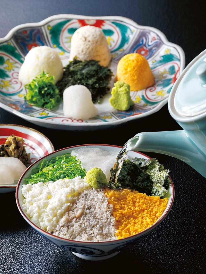 不昧公（ふまいこう）好み・家伝「鯛めし」。鯛めし御膳は館内の「庭園茶寮 みな美」で、日帰りでも食べることができる（2,500円～税サ別）。オンラインでお取り寄せも可能（1人前セット2,160円税込）。
