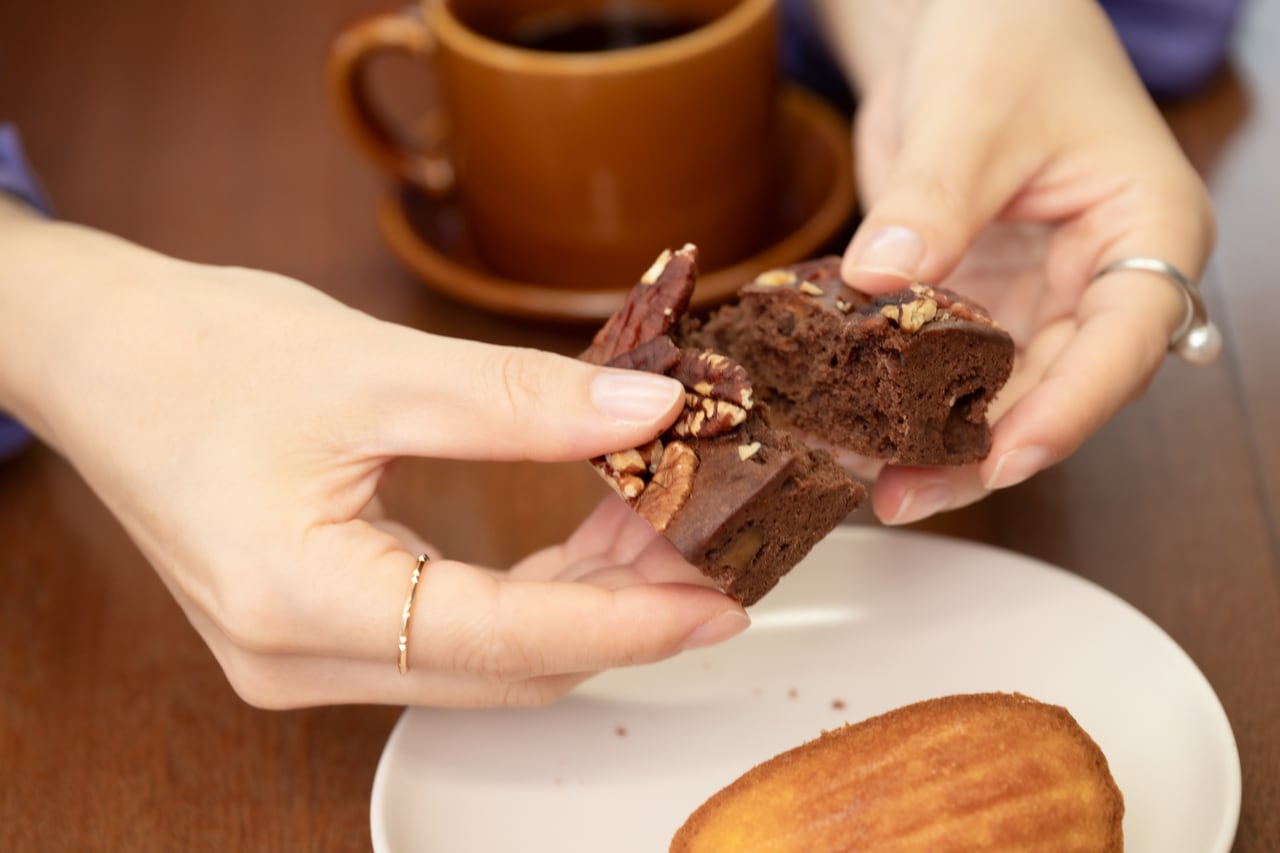 ザクッとした食べ心地のナッツと濃厚なブラウニー生地。