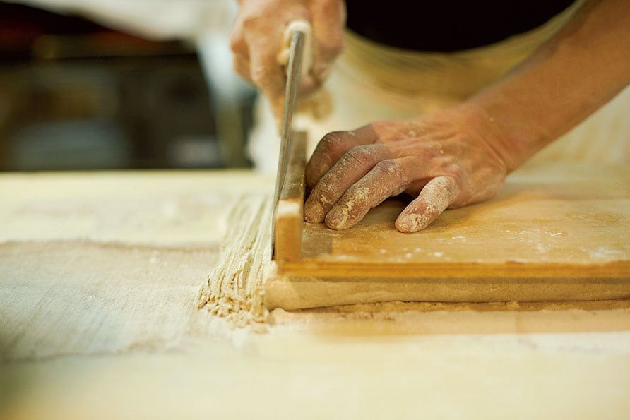 そば打ちの華麗な手さばきは、希望すれば見学することもできる。