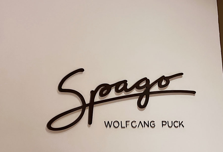 レストラン入り口の「スパーゴ・バイ・ウルフギャング・パック」のロゴ。