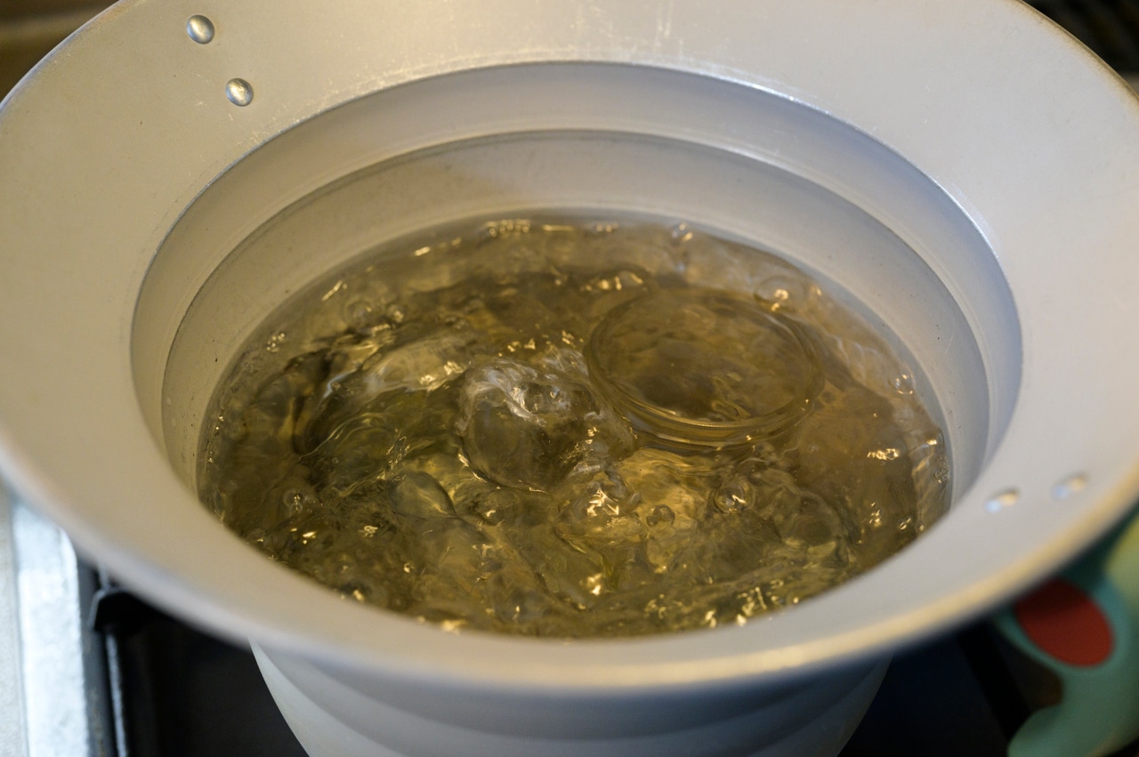 沸騰した湯に瓶を入れて煮沸。やけどに注意。