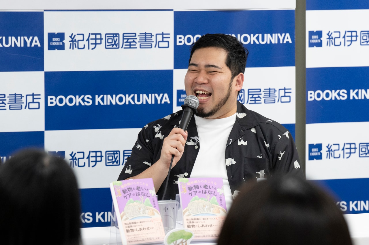ゾウ柄のシャツに身を包んだ松井さん。