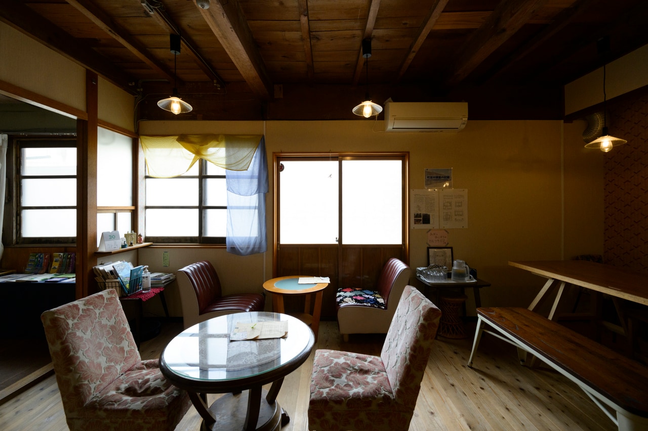 入り口奥のカフェスペースは、ノスタルジックな気分になれる昭和レトロな空間。