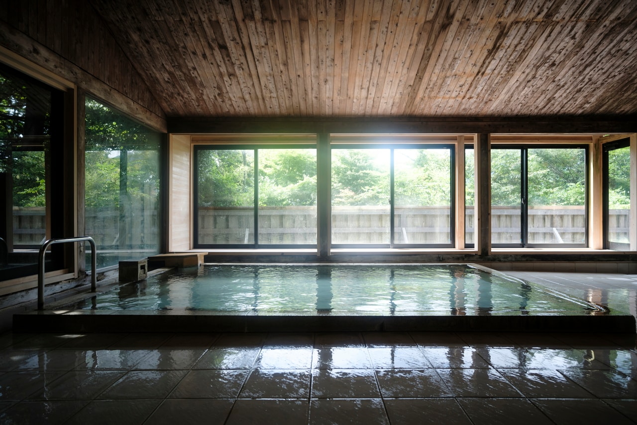 温泉施設「ONSEN f（温泉f）」の内風呂。