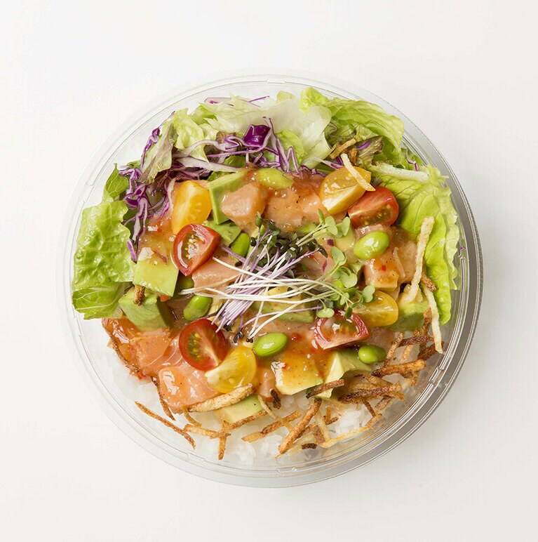 スナッピートマト 950円。サーモン＆アボカドをメインに、トマトソースで。