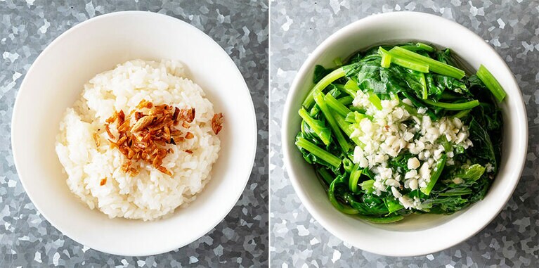 左：こちらもおすすめ、鶏の脂がかかっただけのご飯が美味！「雞汁拌飯」25元。
右：「燙青菜（茹で野菜）」40元。野菜も一緒にね！