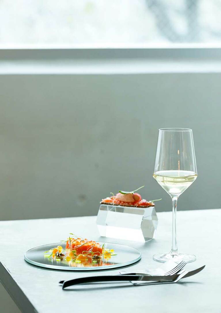 夜のコース 10,000円(昼は7,000円)より、技とアイデアをちりばめた2種の信州サーモンの前菜。ハッとする美しさと楽しくおいしい裏切りが満載。