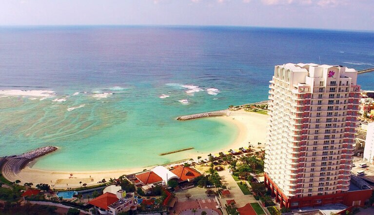 夕日が美しいサンセットビーチの目の前に立つ超高層ホテル。