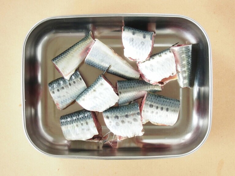 (3) 洗ったイワシの水気を拭いたら、食べやすい大きさに切ります。