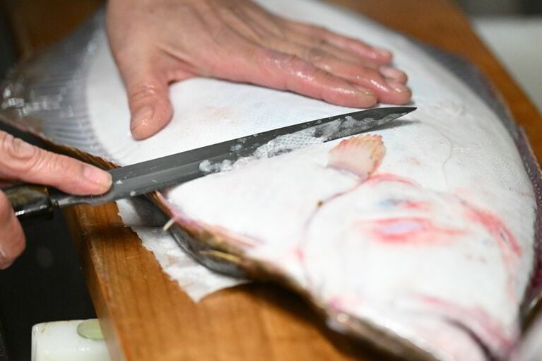 ウロコが全く飛び散らない、まさに目からウロコの巧技！