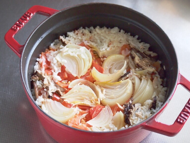 蓋をして強火で加熱をする。全体が沸騰したら弱火にして15分加熱。時間が経ったら全体を簡単に混ぜ、再び蓋をする。