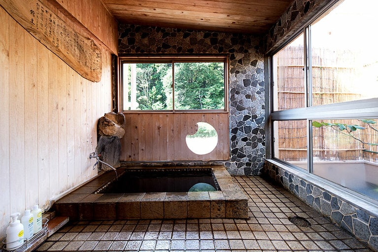 貸切風呂「陰の湯」。8つの温泉のうち5つが貸切可能。紅茶色の炭酸水素塩泉は樹木のような香りでしっとりなめらかな肌に導く美肌湯。