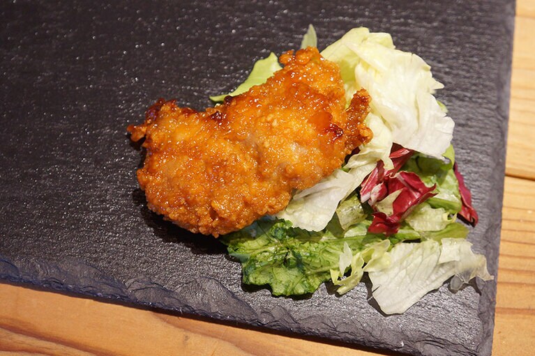 せっかくのストーンプレートなので、位置取りは大事。チキンは右下に任命しました。