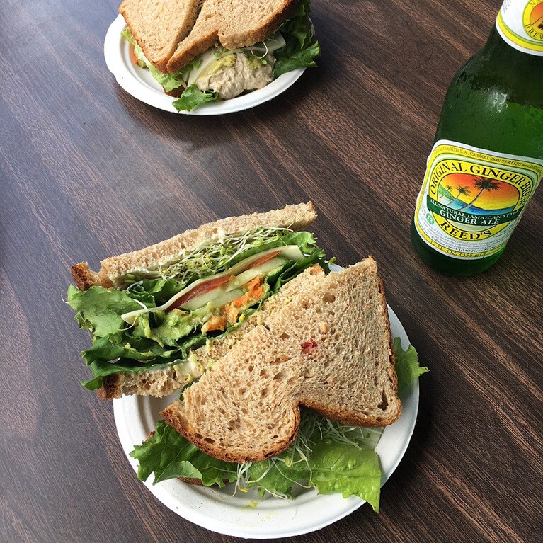 サンドイッチと一緒に、生姜がきいたジンジャービアーもぜひ。