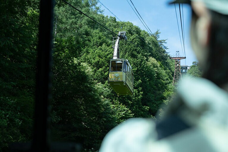 登山日和の晴天。20分に一本運行するロープウェイに乗ってパノラマ台駅へ。