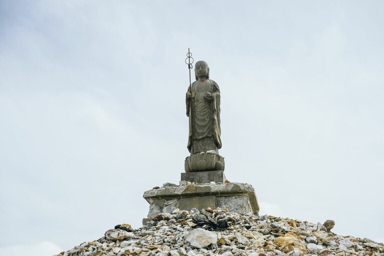 極楽浄土を思わせる美しさの極楽浜、亡くなった幼い子どもを弔うために積まれた石やくるくるまわる風車が、物悲しさを漂わせる賽の河原……静かに死や人生と向き合うにふさわしい非日常がある。