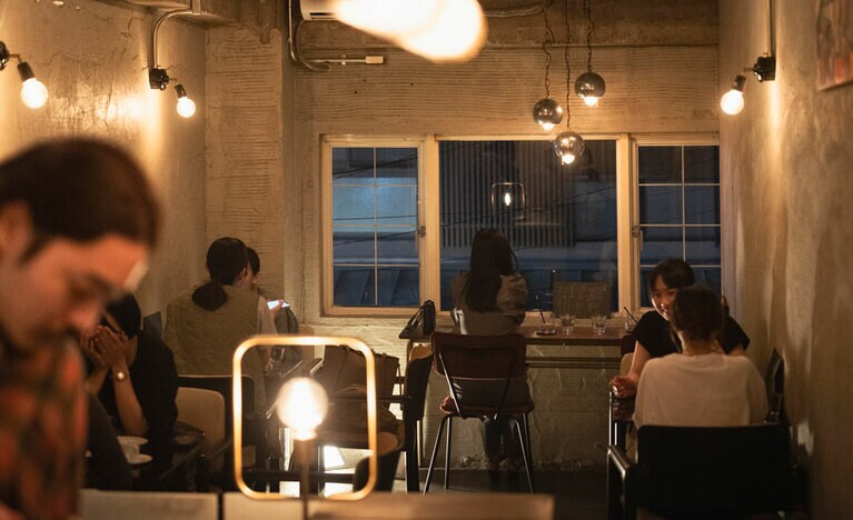 女性客が多く、深夜に訪れても安心して過ごせる。ホテルなどが集まる河原町周辺からもアクセス良。