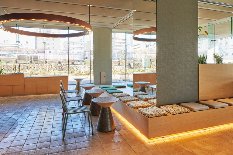 ゲストを出迎える「ロビーラウンジ」は、明るく開放感あふれる空間。同じく1階には、ゲストが24時間利用可能な「フィットネスルーム」がこの6月に新たにオープンした。