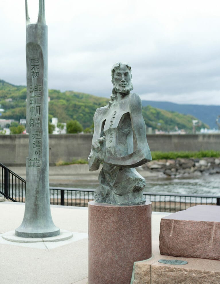 相模湾に面した公園にたたずむ三浦按針像。