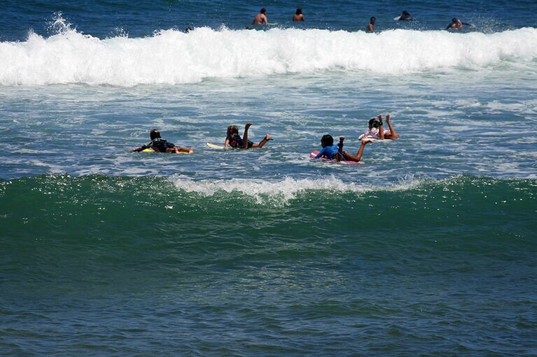 沖に向かっていくキッズサーファーたち。