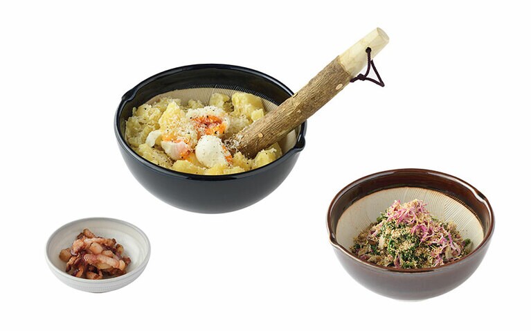 鉢だけでなく、山椒すりこぎや棕櫚たわしなど、鉢と合わせて使用できる商品も販売されている。