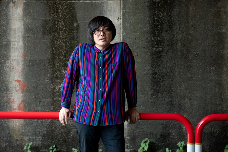 どんなに暑い季節でもおしゃれなシャツとサラサラの髪がトレードマーク。