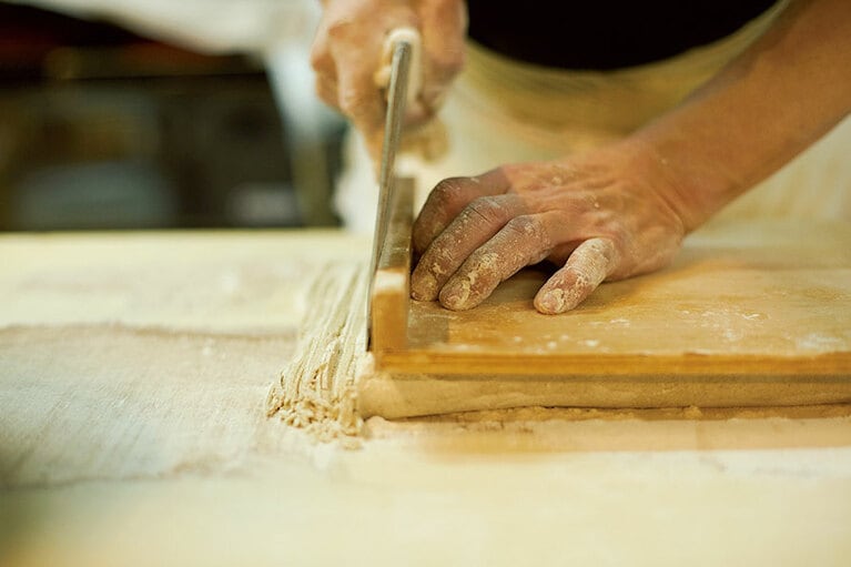 そば打ちの華麗な手さばきは、希望すれば見学することもできる。