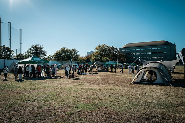 晴天の中開催された展示会には多くの来場者が訪れた。