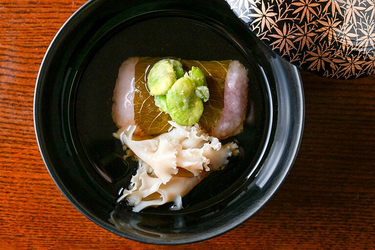 煮物椀は「桜餅の海老射込み　蚕豆のかき揚げ　花びら茸」。
