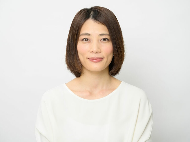 CREAアンバサダーの井上智賀さん。写真は「大人韓国メイク」前の普段のメイクの状態。好きな俳優は、韓国ドラマ「浪漫ドクター キム・サブ」のソ・ヒョンジン。