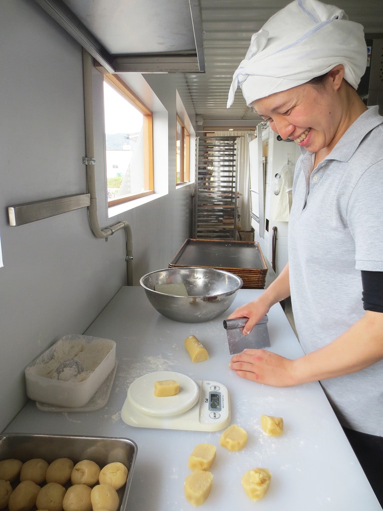 パンを作る上田美穂さん。