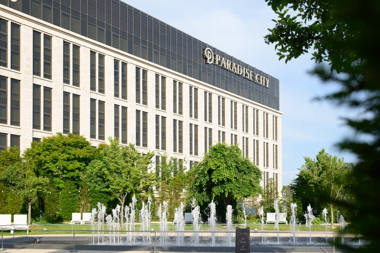 モダンな外観と豊かなグリーンに囲まれた「パラダイスシティ」。五つ星ホテルをはじめ、スパ、レストラン、カジノなどが集まった複合的なリゾートで、その敷地はなんと東京ドーム約7つ分！