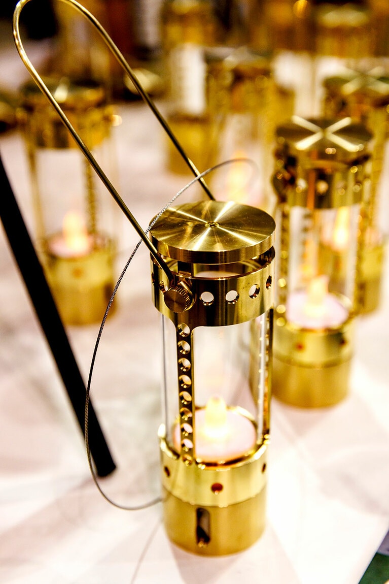 ろうそくは展示のためのサンプルで、本来は小さなオイルランプに火をつけて楽しむ。「下町ランタン」22,000円(DOWN TOWN GEAR)。