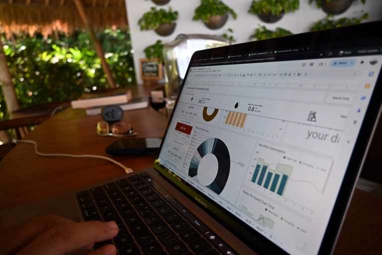 水の使用用途ごとの供給割合や、発見した動植物など、日々、リゾートのあらゆるデータを集めています。