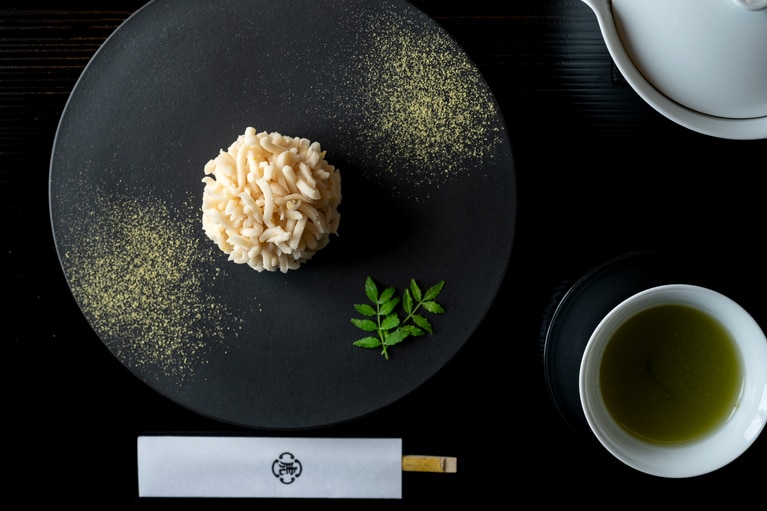 「芳冬菓（ほうとうか）」。飲み物付き2,090円。12月31日まで提供予定。写真の飲み物は「深蒸し煎茶」。