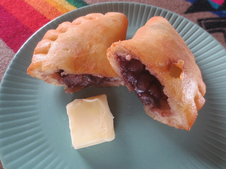 「あんバター」は、揚げたて、熱々のうちにバターを溶かして。