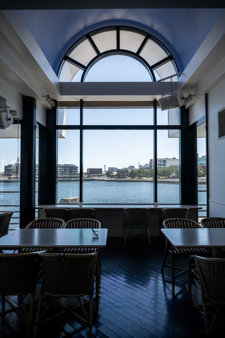 全席オーシャンビューの開放感あふれる店内。