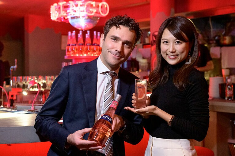 BOLS Globalマーケティングディレクターのドミニク・フランケン氏とCREAアンバサダーの岩崎亜依子さん。英語が堪能な岩崎さんとフランケン氏が談笑する姿は、「ここはどこの国だっけ」と見惚れるほど。