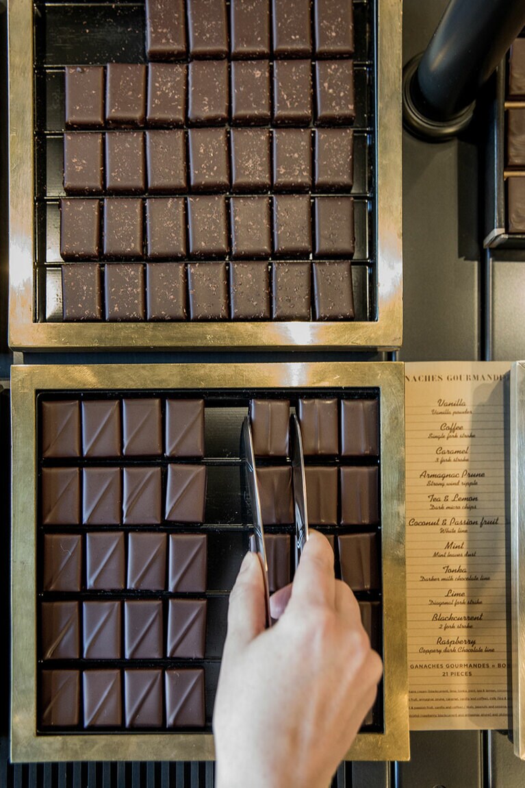 ボックスにぎゅっと詰まった正方形や長方形のボンボン・ショコラは贈り物にも最適。ボンボン・ショコラ詰め合わせ 1,500～10,000円。(c)Pierre Monetta