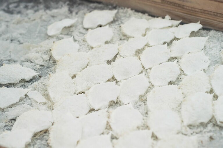 香りづけで用いたワタリガニは、真っ白な姿に。藁や植物などを使うことも。