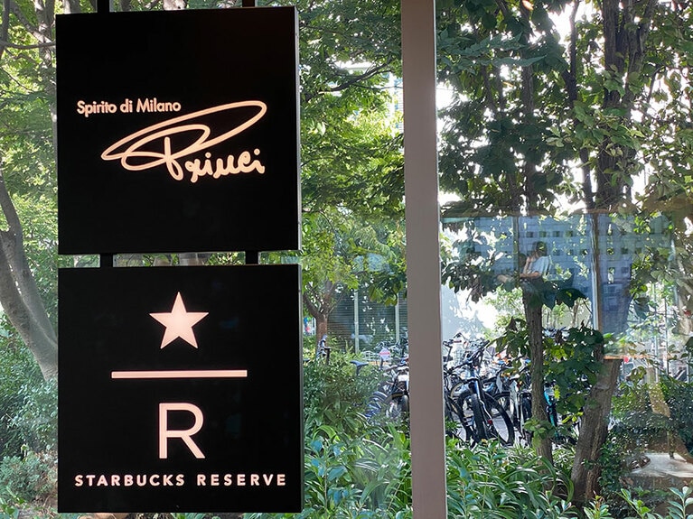 緑に囲まれた気持ちよい空間。店内のカウンター席だけでなく、テラス席もあるので、外でも食事が楽しめる。