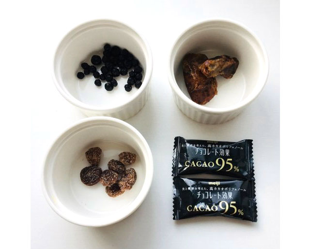 ブルーベリー、ブドウのラム酒漬け、デーツと。ドライフルーツにチョコを足すと、こっくりして満足度がアップします。