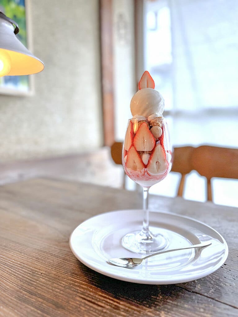 「いちごパフェ」1,969円（セットのドリンク込）。提供は4月中旬ごろまで。
